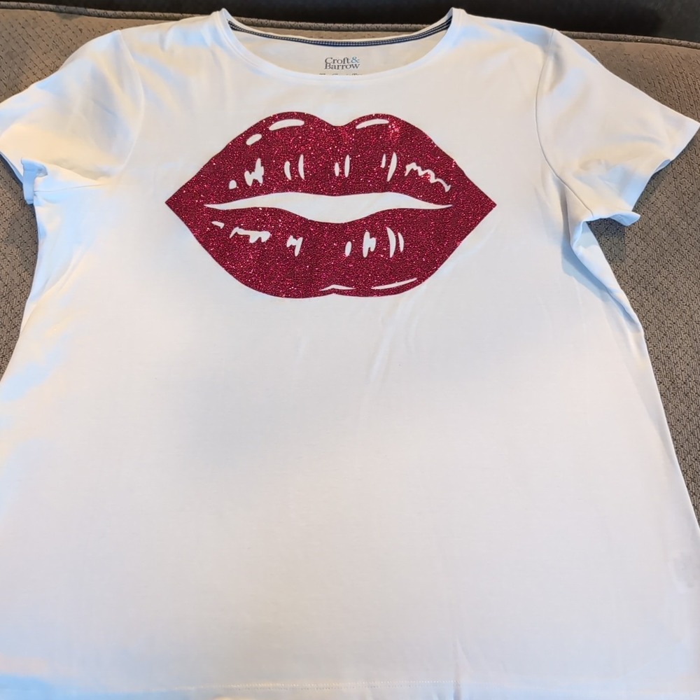 Croft &‎ Barrow Women's Size L Short Sleeve White T Shirt With Red Glitter Mouth